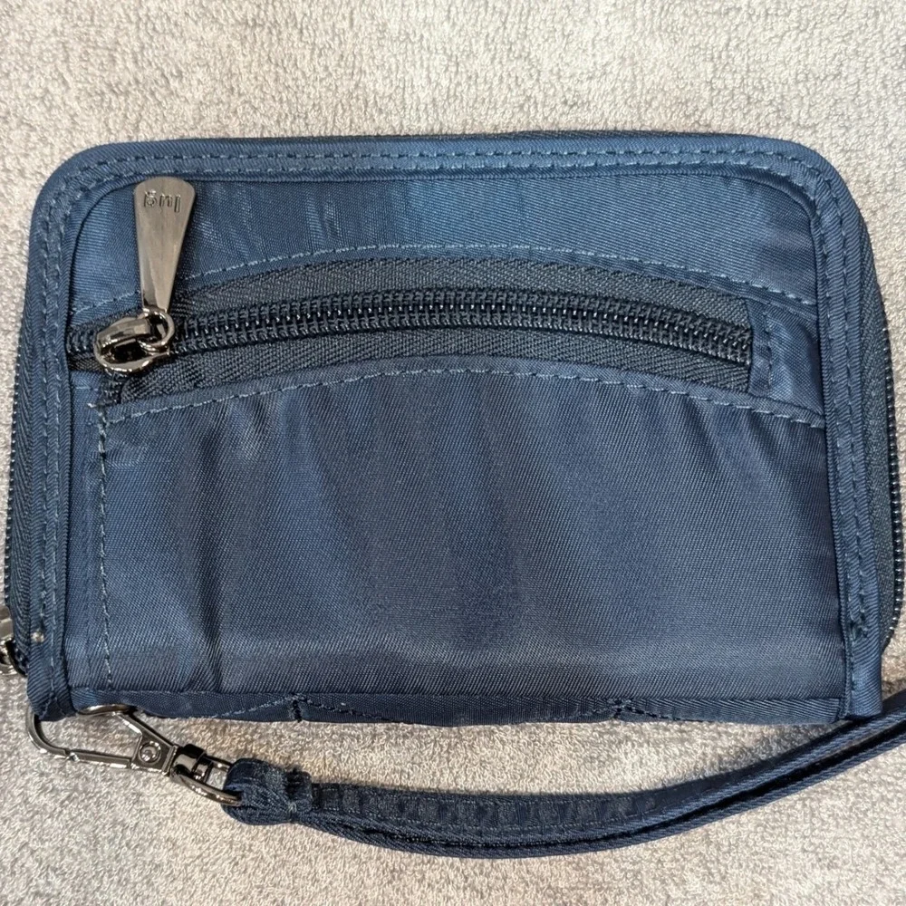 Lug Rodeo RFID Travel Wallet Navy Blue Quilted Wristlet Organizer Chevron Lining